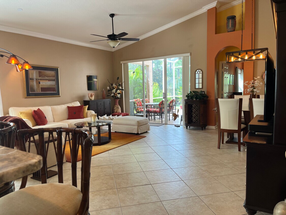 Sala de estar desde la cocina - 329 NW Treeline Trce