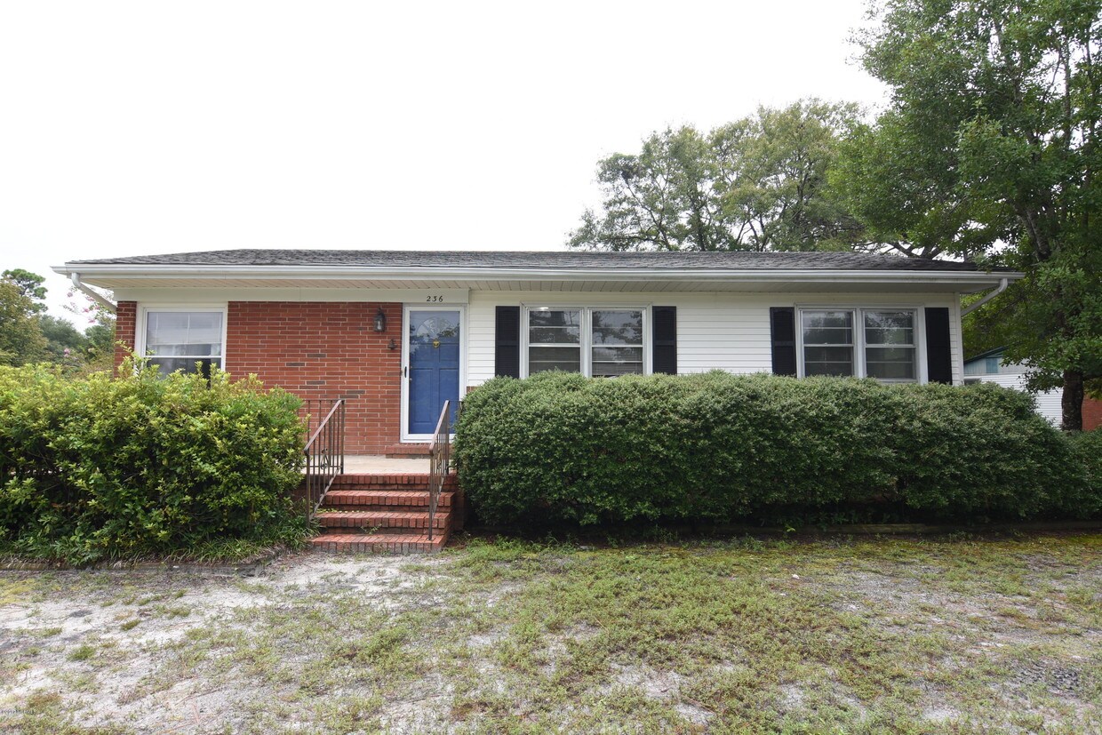 Primary Photo - 236 Spruce Dr