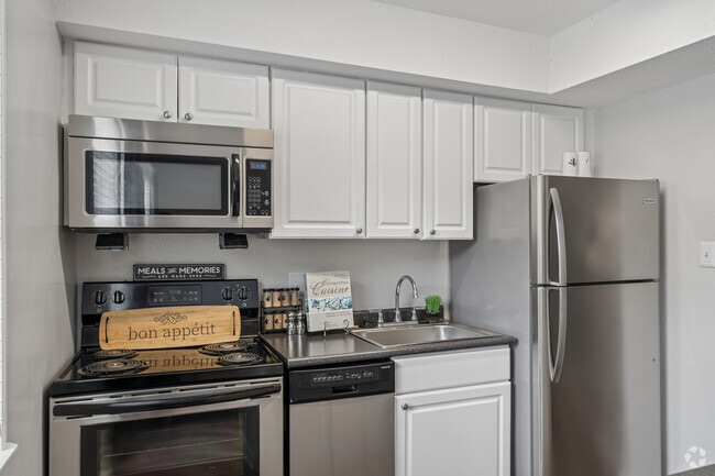 Majestic -2BR, 1BA - 900SF - Kitchen - Royal Park - Students save up to 10%!