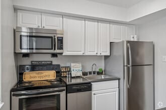 Majestic -2BR, 1BA - 900SF - Kitchen - Royal Park - Students save up to 10%!