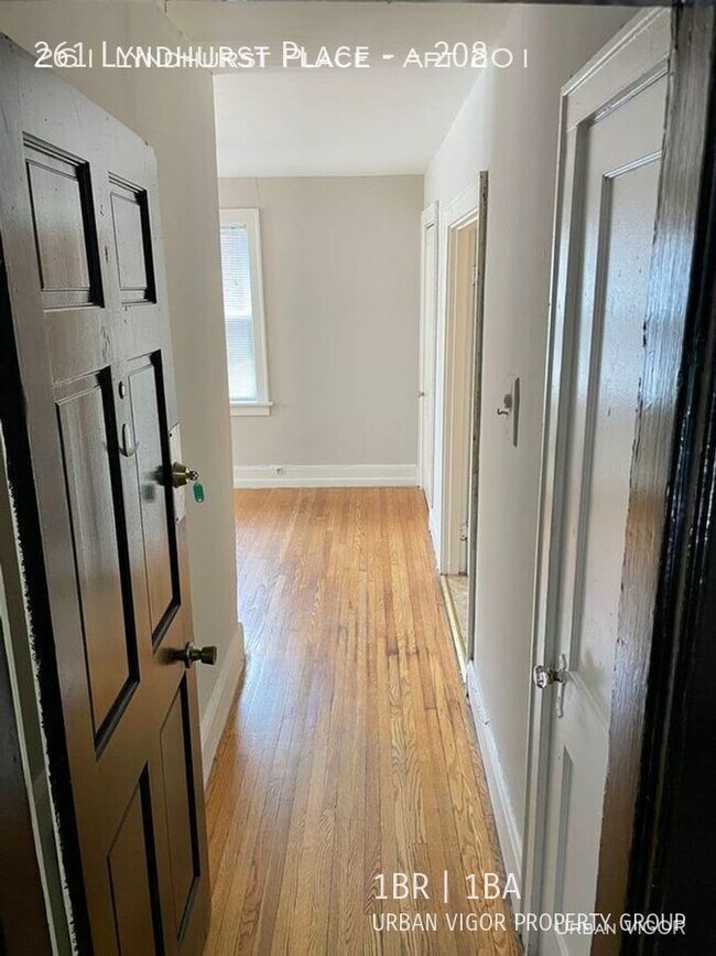 Foto del edificio - 261 Lyndhurst Pl