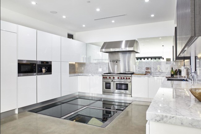 Foto del edificio - 2667 N Beachwood Dr