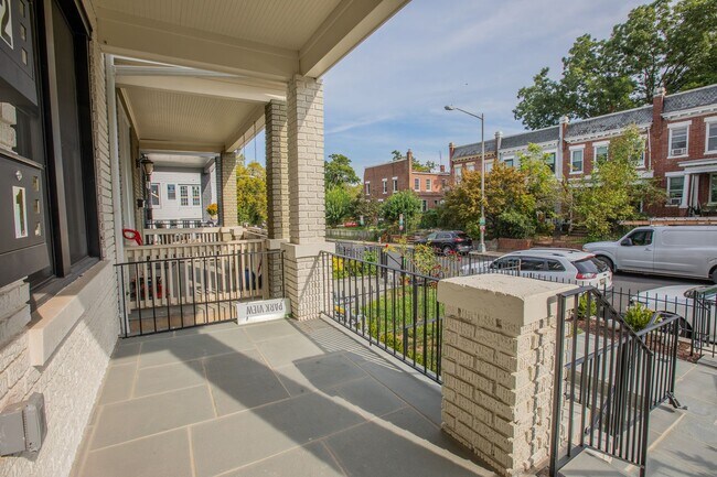 Foto del edificio - Stunning 3 BR/3 BA Apartment in Columbia Heights!