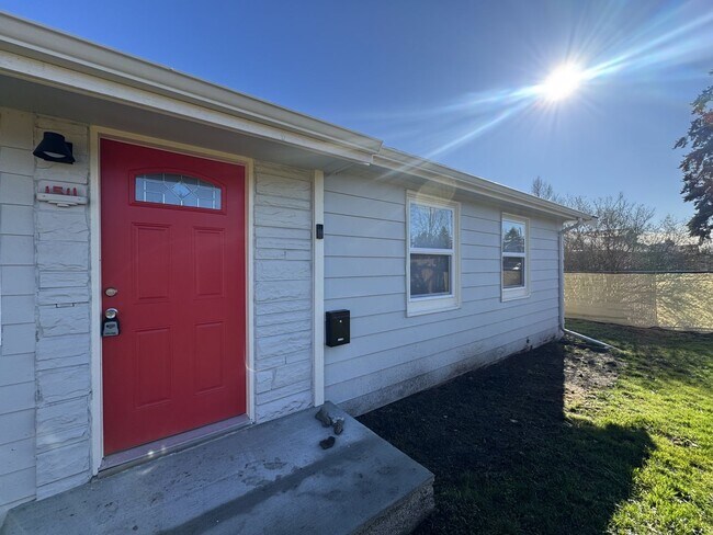 Building Photo - Central Tacoma 3-bedroom Rambler!