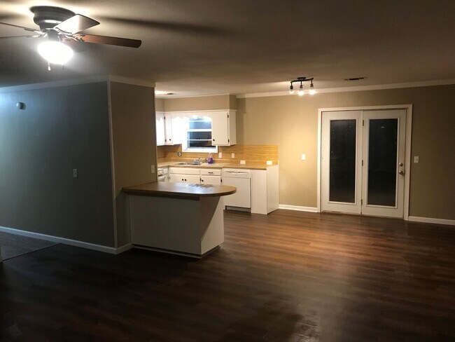 Building Photo - *LEASED* 3/1.5 home for lease | 205 S. Jim...