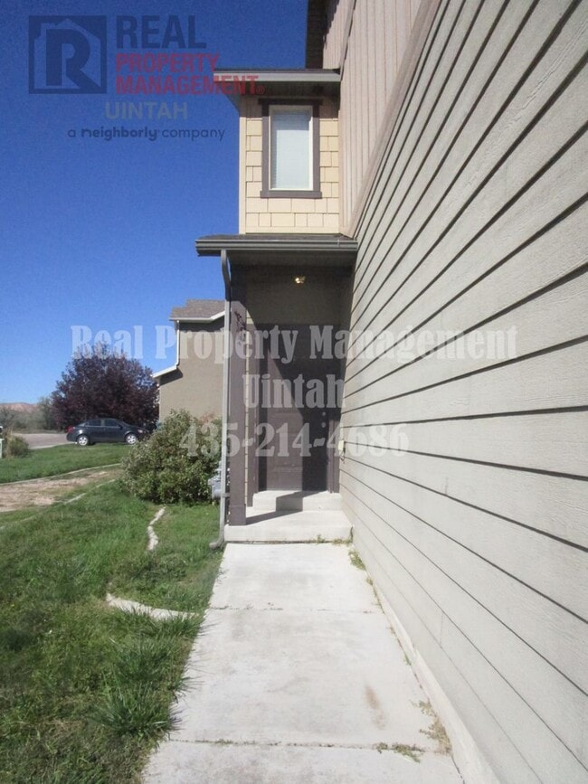 Building Photo - 3 bed 2.5 bath townhome in Fox Run