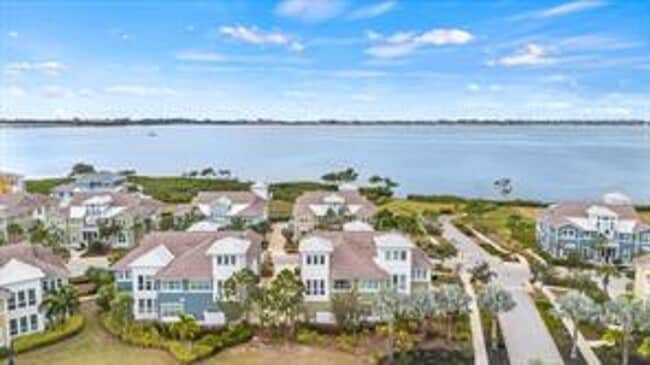 Building Photo - Beautiful Annual furnished 3 bed/3 bath ho...