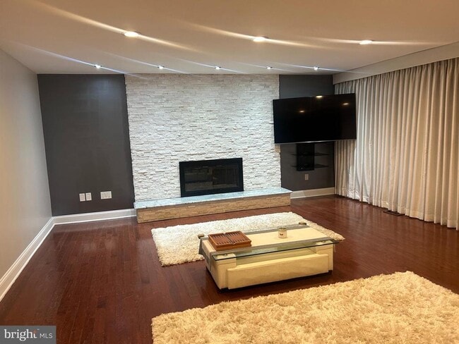 Building Photo - 8 Delaware Dr