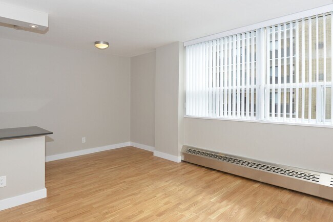 Building Photo - 190 Jameson Ave