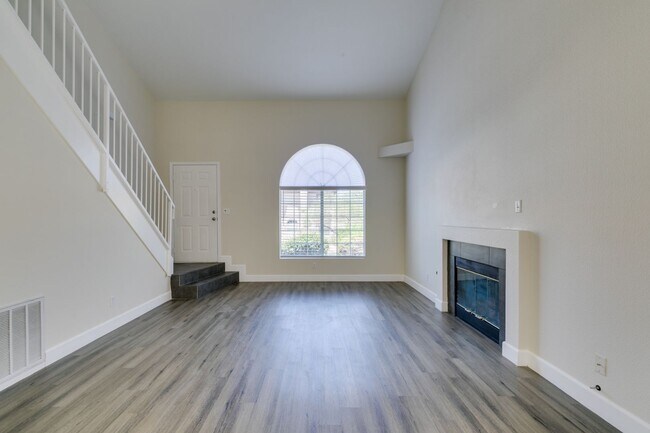 Building Photo - Amazing !! 2 Bedroom 2.5 Bathroom Townhous...