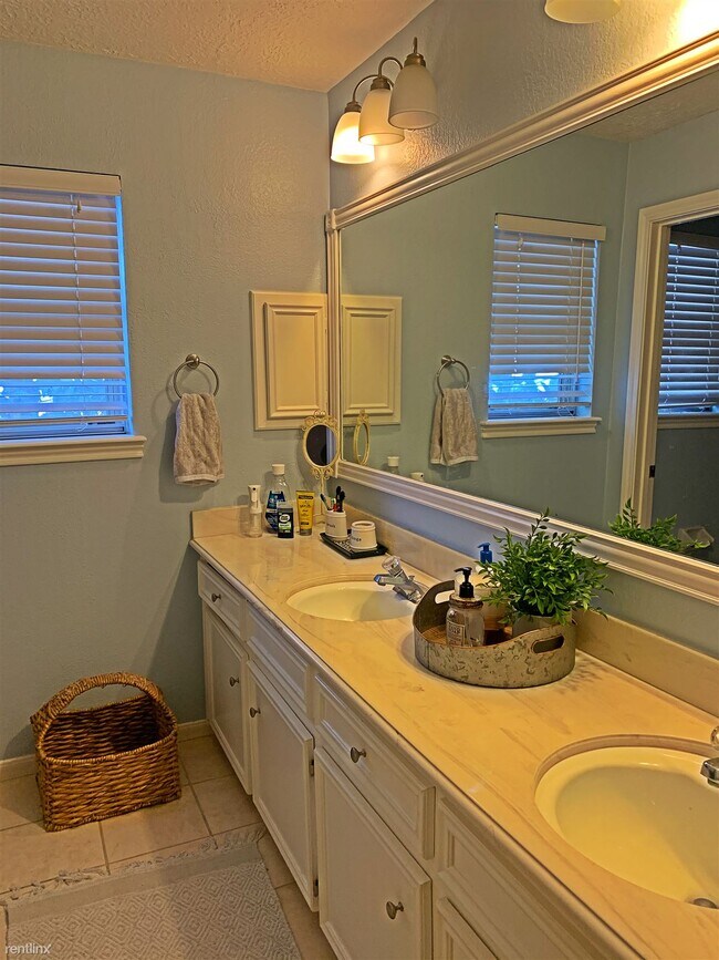 Building Photo - 4 br, 2.5 bath House - 8910 Cher Court