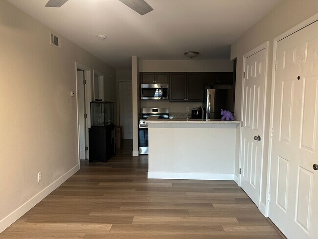 Building Photo - Amazing city views  2 bed 1 bath upstairs ...