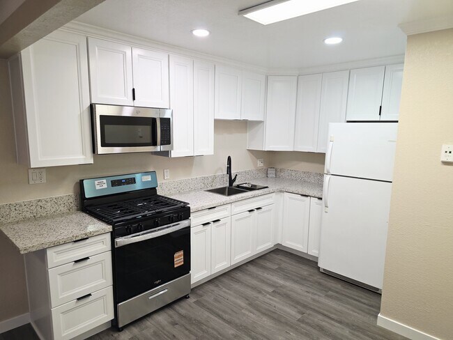 Building Photo - 5917 Streamview Dr