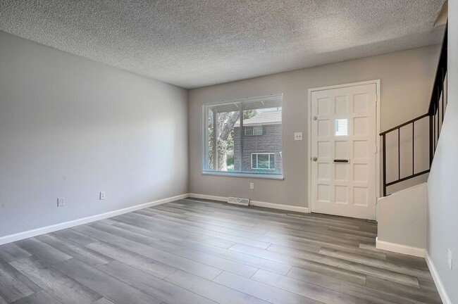 Building Photo - 9006 Mansfield Ave