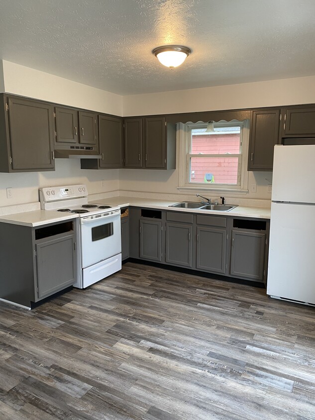 Kitchen - drawers have since been installed - 7723 Ninevah Rd