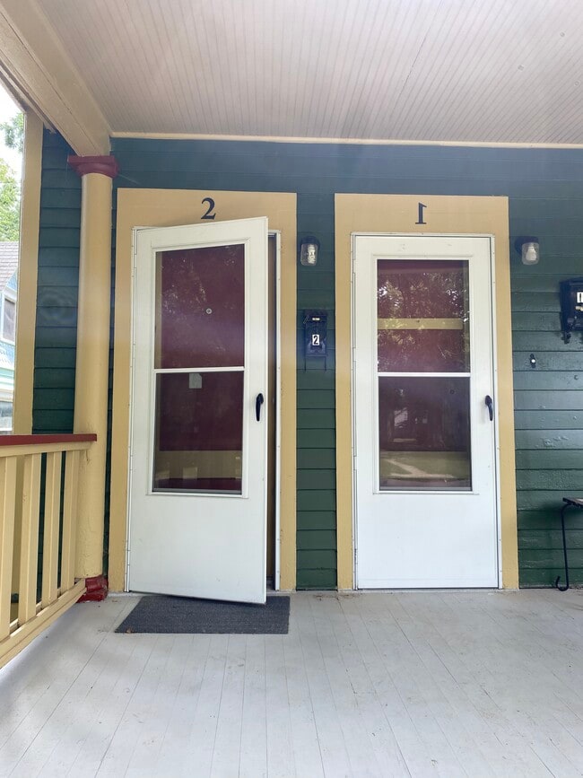 Unit 2 entrance on left & 1 on right - 822 SW Fillmore St
