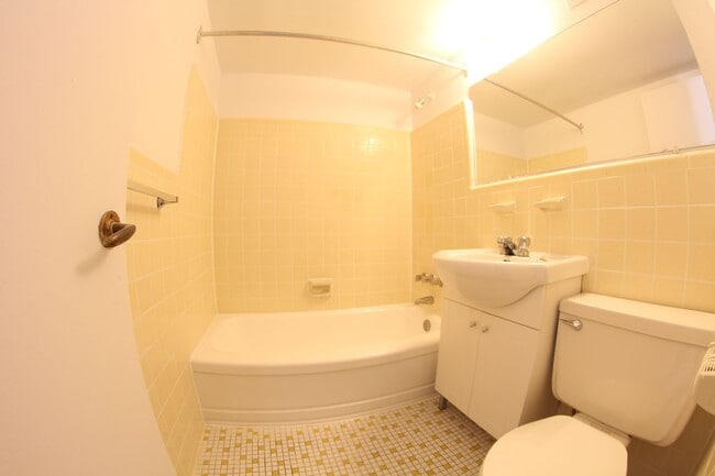 Building Photo - 1 Cote-Sainte-Catherine