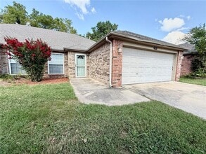 Building Photo - 812 Oakwood Ct