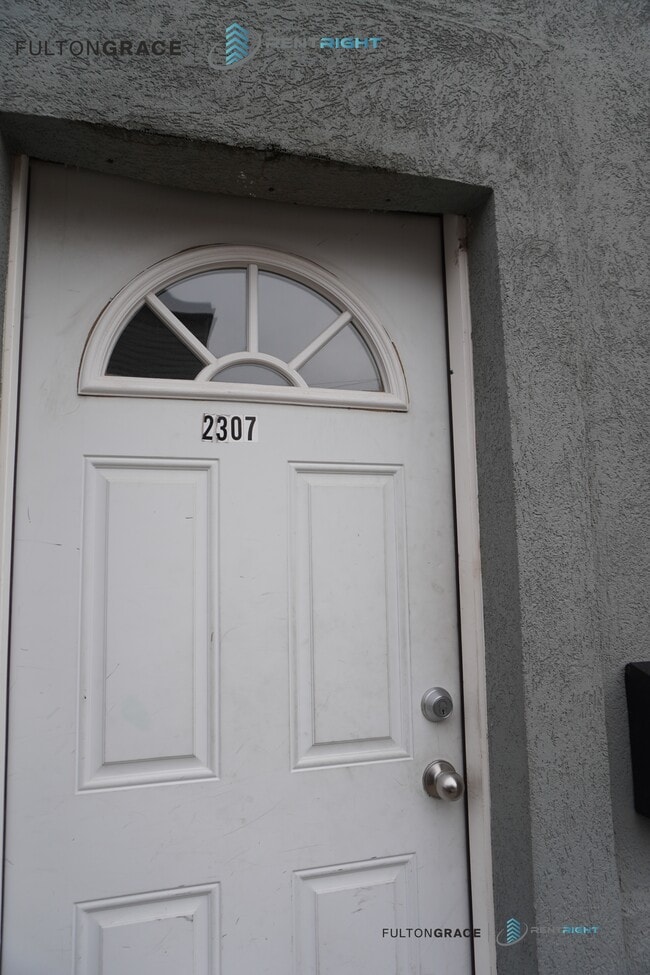 Building Photo - 2031 W 23rd St