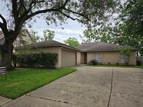 Building Photo - 2312 Meadow Green Dr