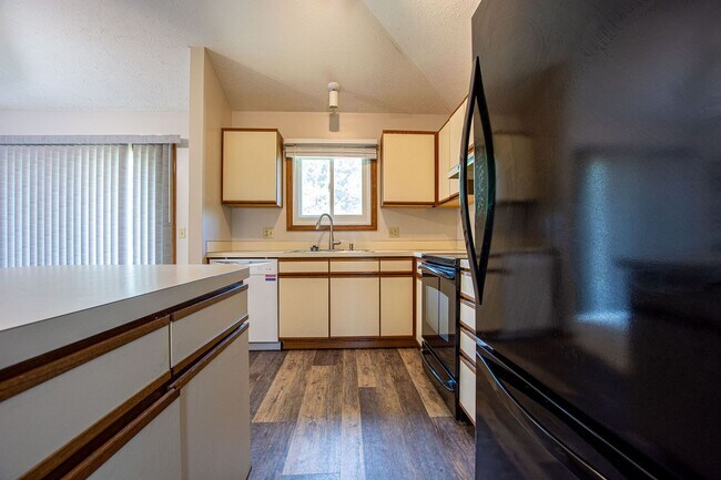 Building Photo - 3 Bedroom / 2 Bath Home in Bellevue Availa...