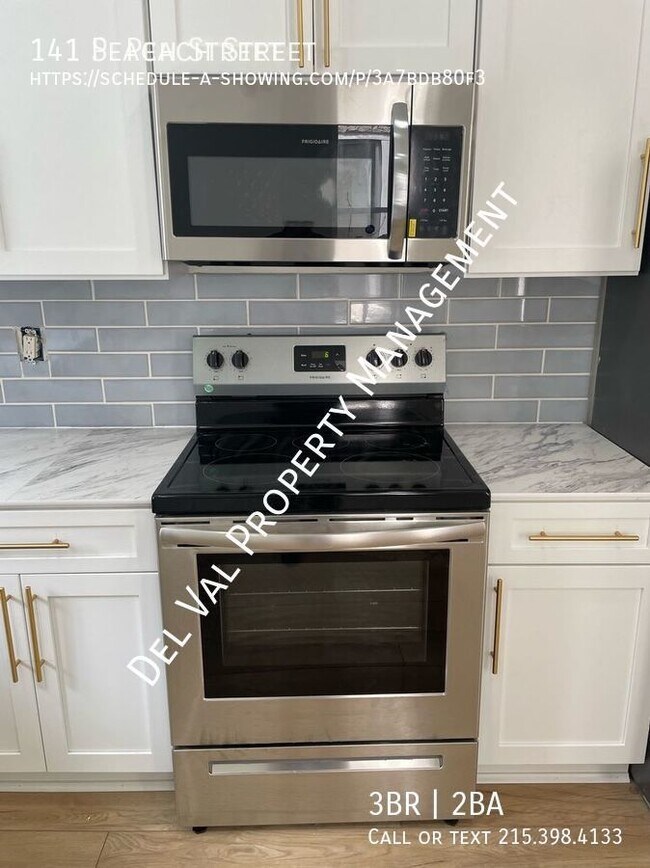 Foto del edificio - Nicely Updated 3-BD End-Unit Townhouse for...