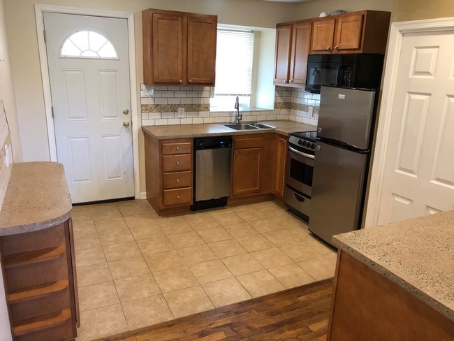Photo - 6 Woodmont Rd (Conshohocken, PA) House