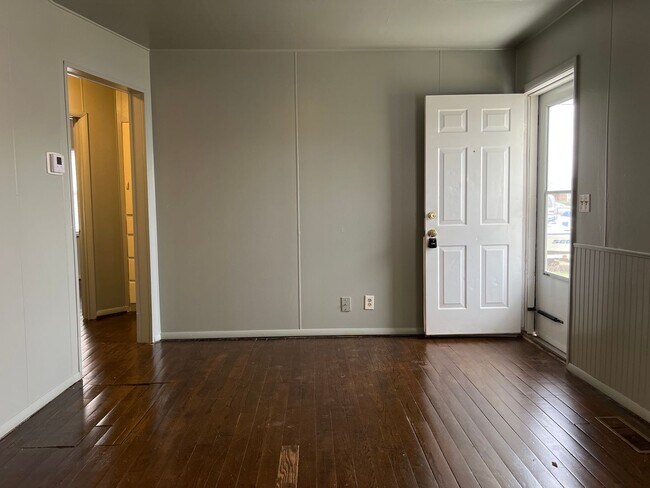 Building Photo - Cozy Cottage