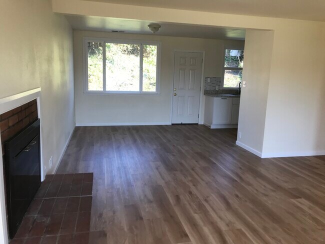 Comedor con acceso al patio trasero. - 20 Cadiz Ct.