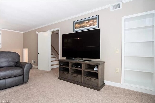 Building Photo - 2905 Robin Hood Dr