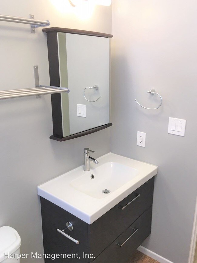Building Photo - 2 br, 1 bath Apartment - 2333 Hauser Bl