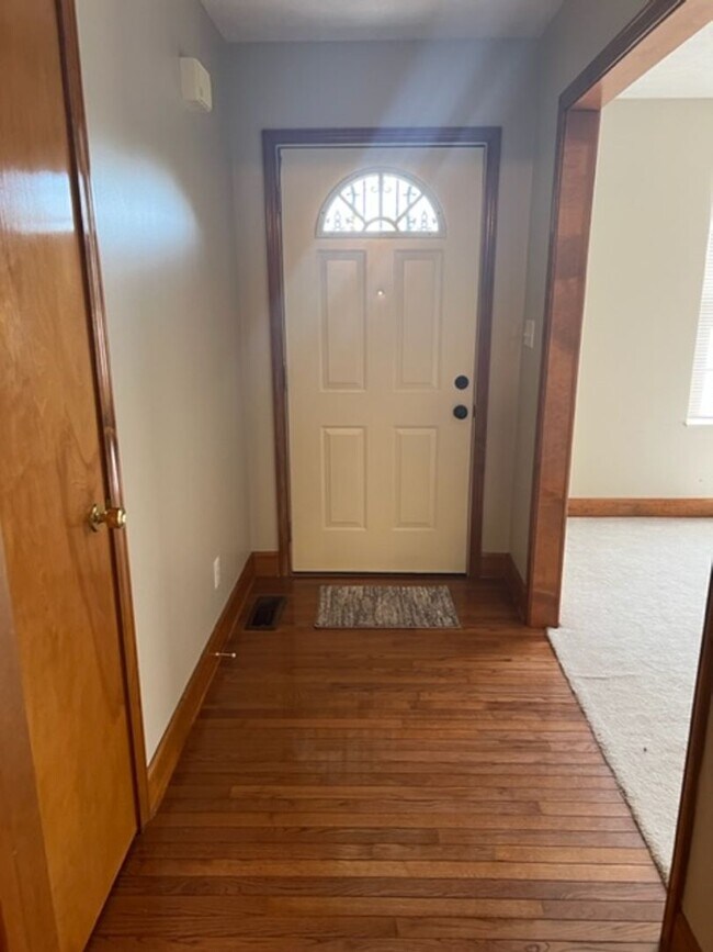 Foto del edificio - Maryville 37801 - 4 bedroom, 2.5 bath home with 2300+ SF on 1.26 acres. - Call Troy Adams (865) 2...