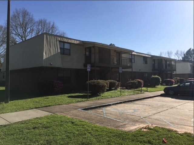 Primary Photo - Kingswood Apartments