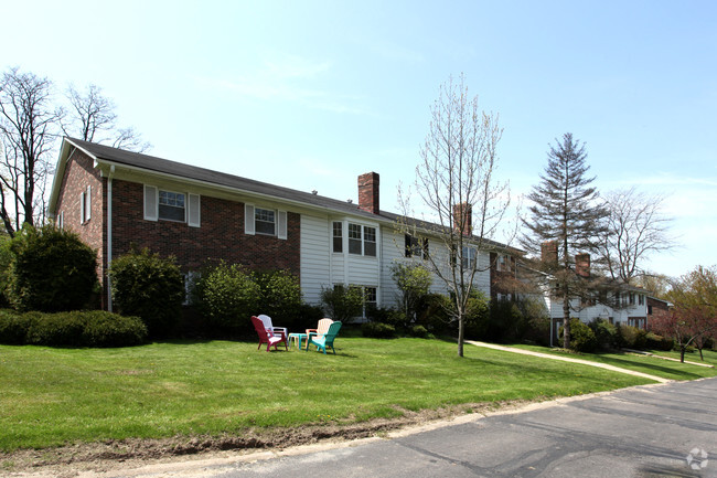 Casa-cochera Hill Apartments - Carriage Hill Apartments