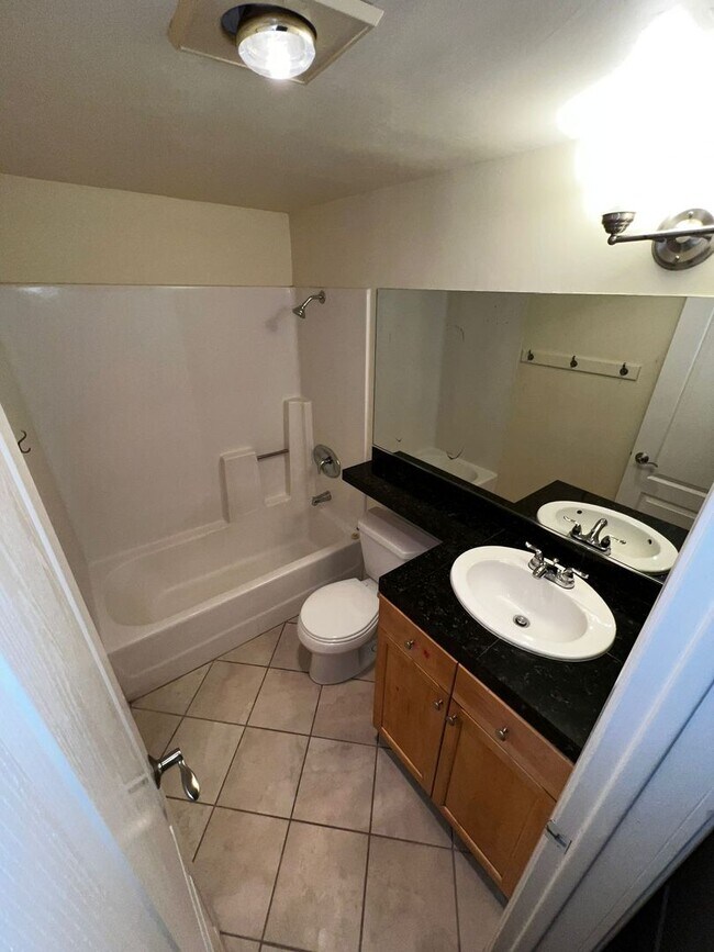 Foto del edificio - Upgraded Condo with 1 Attached Garage & Private yard.  Gated Complex.