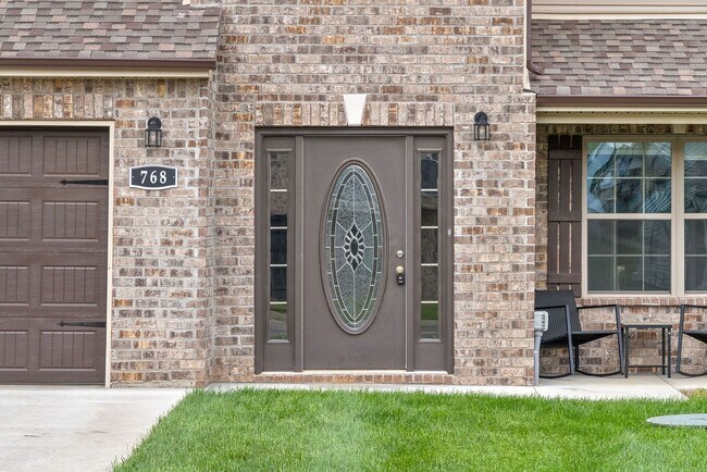 Building Photo - Pet Friendly Three Bedroom!