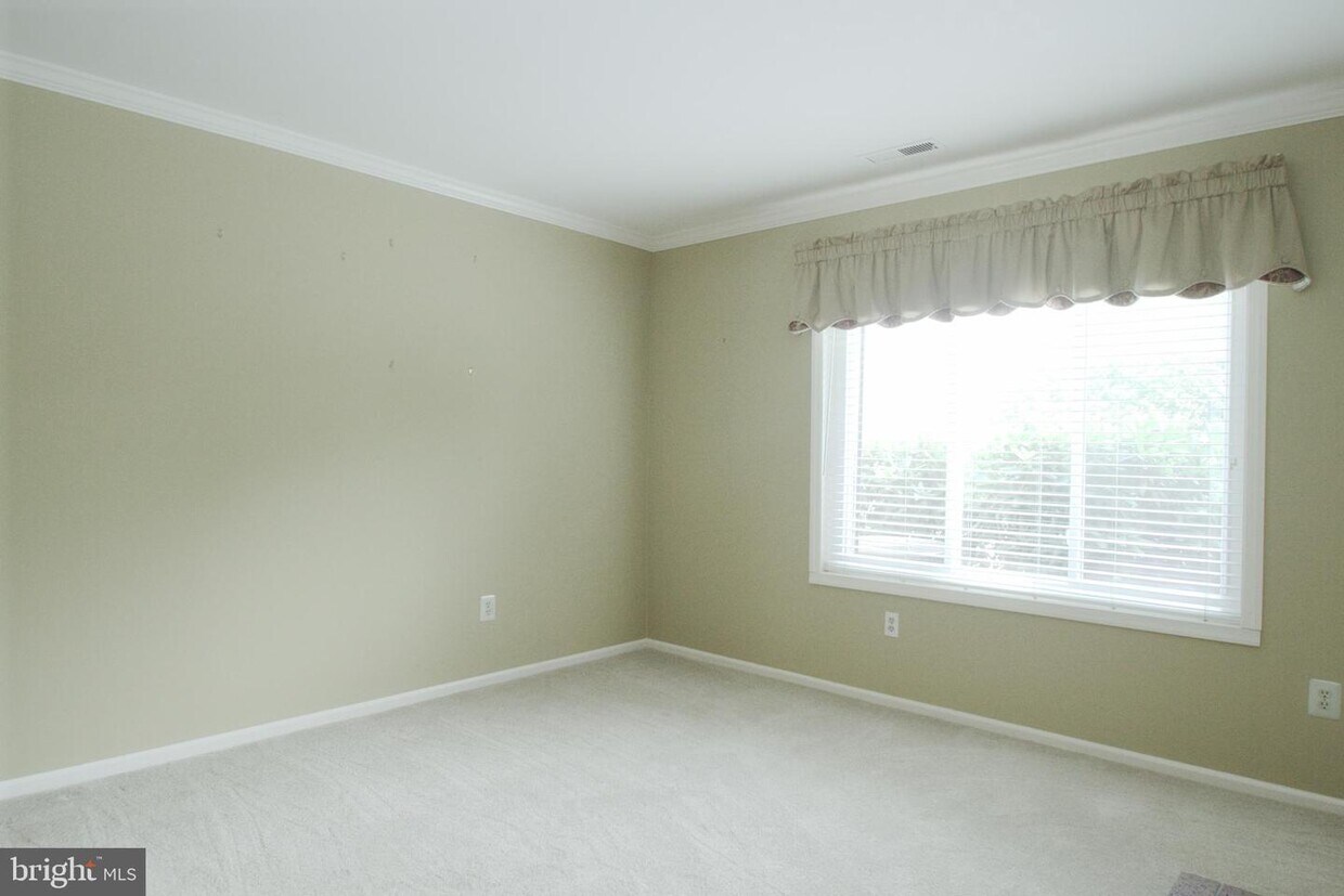 Primary Photo - 10 Highgate Ln