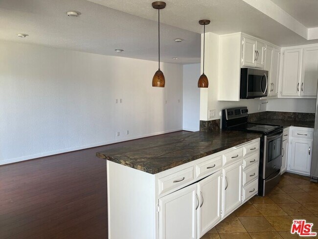 Building Photo - 4650 Park Mirasol Park