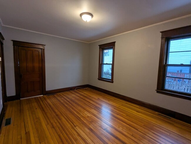 Foto del edificio - 60 McElwain Ave