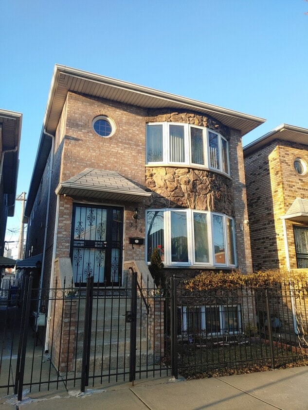 314 W 29th St Unit 2, Chicago, IL 60616 Room for Rent in Chicago, IL