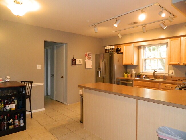 Mucho espacio en la encimera de la cocina con espacio para una pequeña cocina. - 46675 Winchester Dr