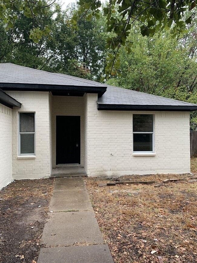 Building Photo - 120 Plumthicket Way