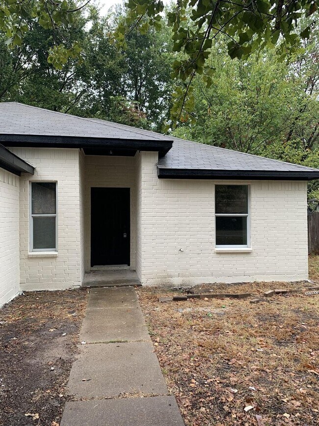 Foto del edificio - Gorgeously Updated 3 Bedroom 2 Bathroom Ho...