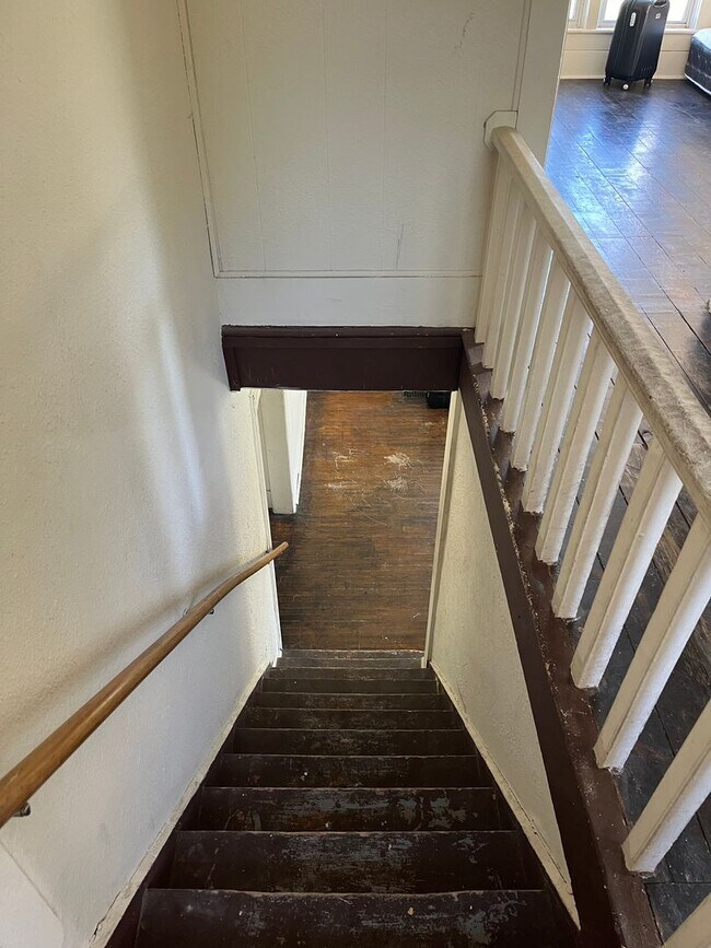Building Photo - SPACIOUS 4 BEDROOM HOME READY TO WELCOME YOU