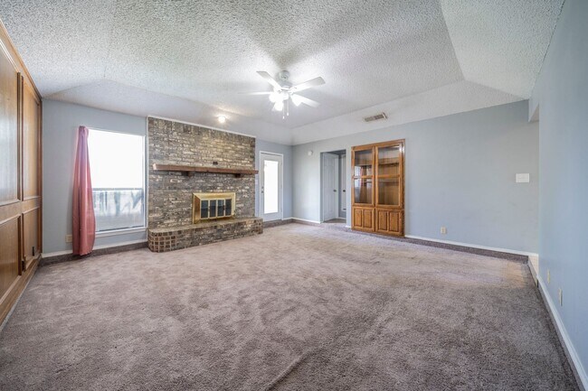 Building Photo - Spacious 3-Bedroom Home with Expansive Bac...