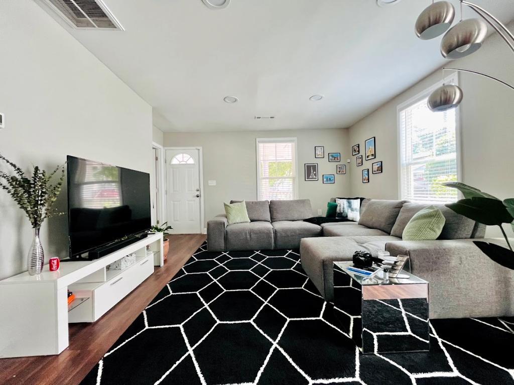 Photo - 1369 Gault St SE