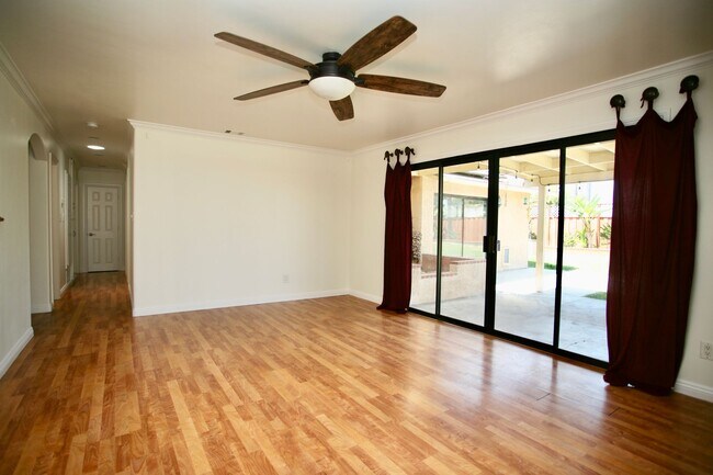 Foto del edificio - 3Br 2.5Ba + Den/office  Lake Murray Beauty