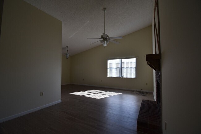 Building Photo - APOPKA: 3 bed/2 bath POOL HOME - AVAILABLE AUGUST 17th!