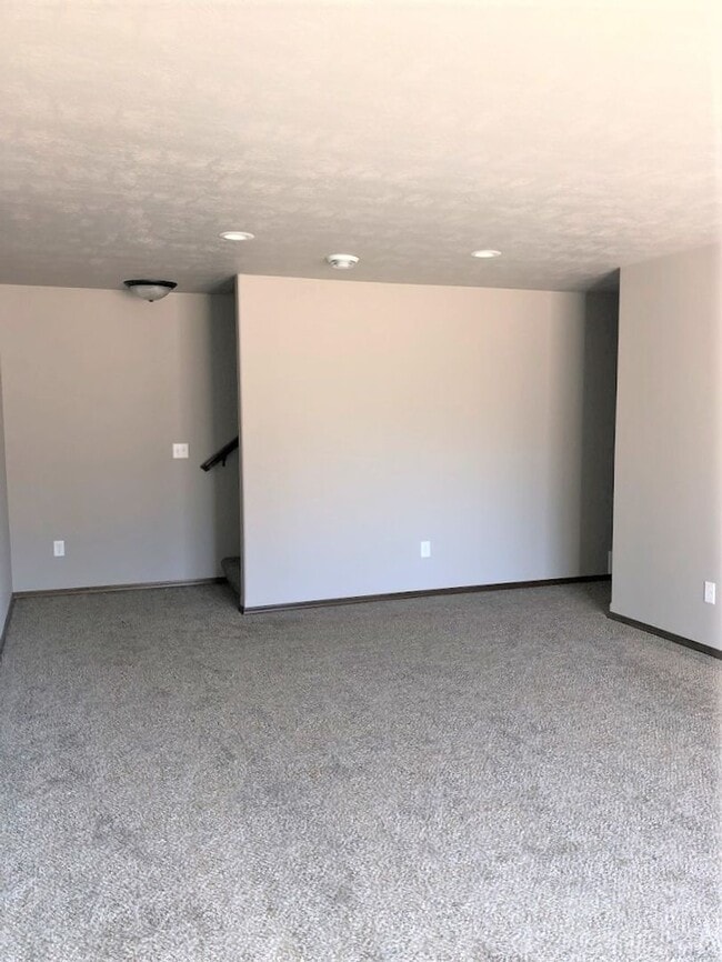 Building Photo - Spacious, Modern East Side Town Home