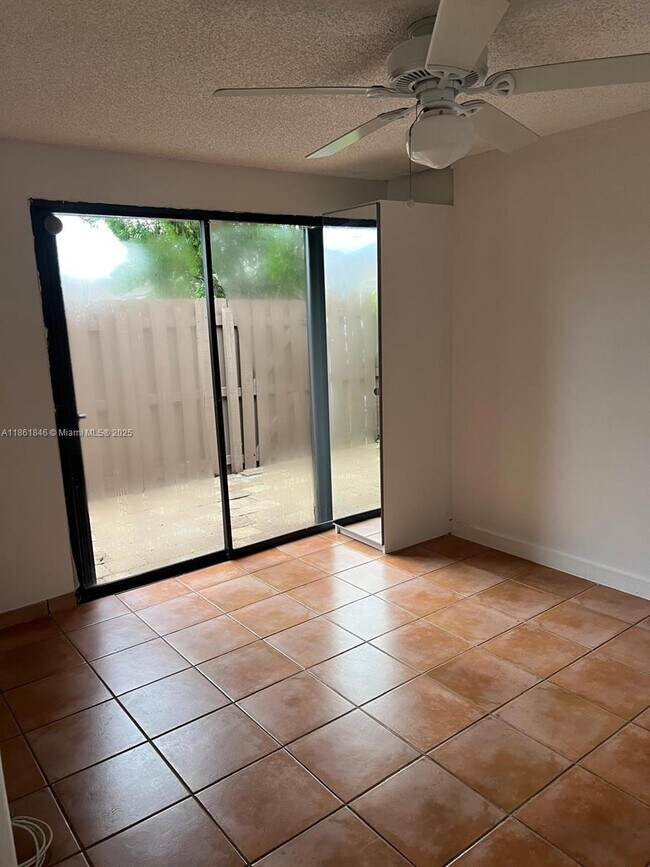 Foto del edificio - 8102 SW 20th Ct